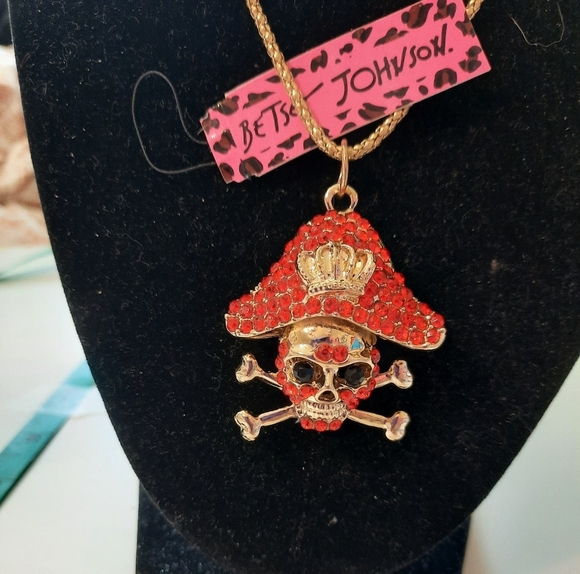 New Betsey Johnson Gold and Red Pirate Pendant Necklace - Picture 2 of 11